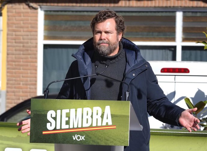 El portavoz del Grupo Parlamentario de Vox en el Congreso de los Diputados, Iván Espinosa de los Monteros, interviene en un acto de campaña en Medina del Campo