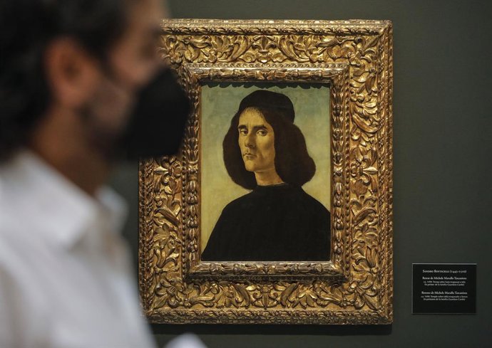 Archivo - Una persona pasa por delante del 'Retrato de Michele Marullo Tarcaniota', de Sandro Botticelli en el Museo de Bellas Artes de Valncia. 