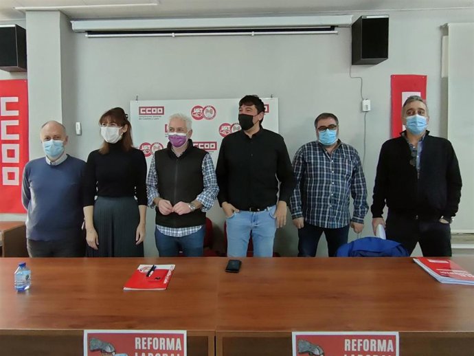 Representantes de CCOO y UGT en la asamblea en Salamanca para hablar de la reforma laboral.