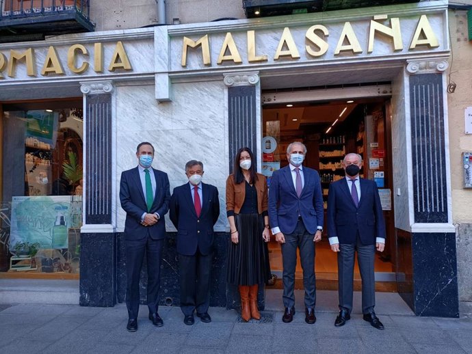 Enrique Ruiz Escudero en un acto en la Famarcia Malasaña de Madrid