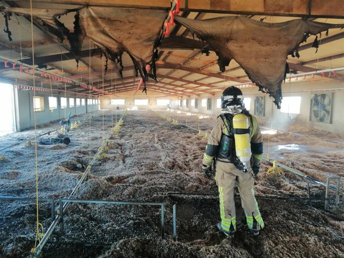 Un efectivo del CEIS en la nave donde se ha registrado el incendio