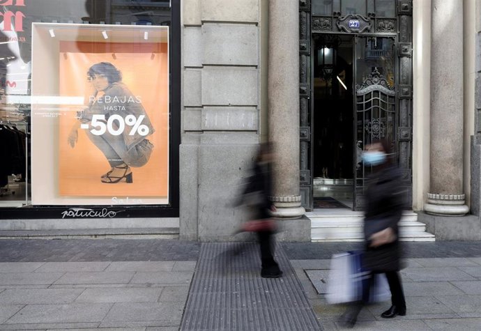 Escaparate de una tienda Salsa con descuentos de hasta el 50%, a 7 de enero de 2022, en Madrid (España). Las rebajas de 2022 traerán un aumento en el consumo y el crecimiento de las compras on line. Se calcula que, de media, los españoles gastarán 96,33