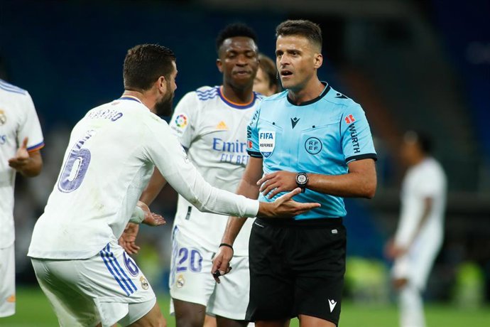 Archivo - El jugador del Real Madrid Nacho Fernández protesta al colegiado Gil Manzano durante un partido de LaLiga Santander 2021-2022.