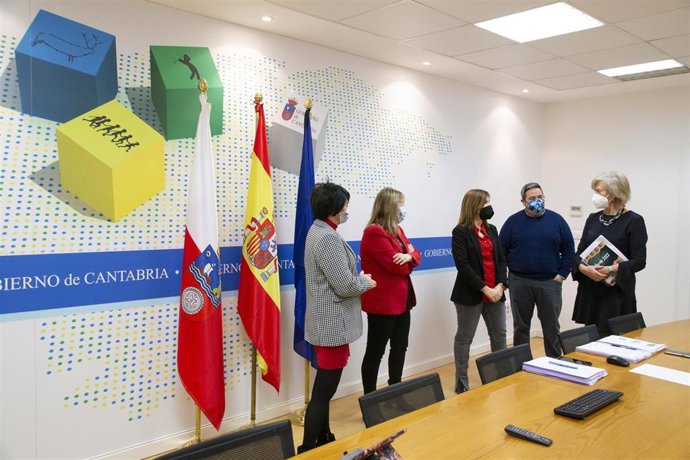 La Consejera De Educación Y Formación Profesional, Marina Lombó, Preside La Presentación Telemática Del Programa Para El Desarrollo De La Competencia Digital Educativa Decode Cantabria.