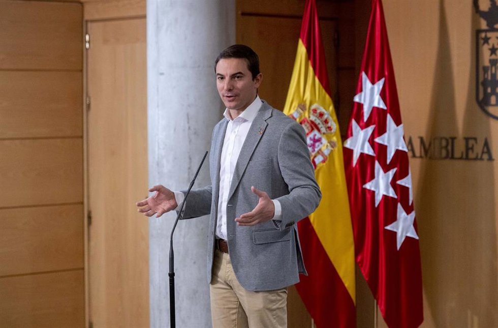 Archivo - El secretario general del PSOE-M y portavoz socialista en la Asamblea, Juan Lobato, interviene en una rueda de prensa anterior a una sesión plenaria en la Asamblea de Madrid, a 21 de diciembre de 2021, en Madrid, (España). La Asamblea de Madri
