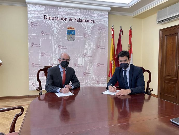 El presidente de la Diputación de Salamanca, Javier Iglesias (i), y el director territorial de Castilla y León Sur, Manuel Rubio (d), en la firma del acuerdo.