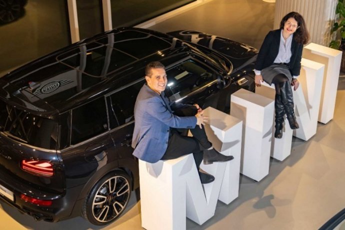 Stefanie Wurst, directora de Mini y Bernd Krber, director de Producto y Empresa Conectada de BMW