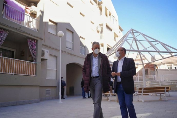El vicepresidente segundo y conseller de Vivienda y Arquitectura Bioclimática, Héctor Illueca, (i) visita la localidad de Monver