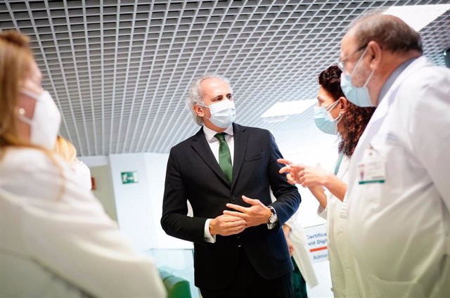 El consejero de Sanidad, Enrique Ruiz Escudero, en una visita al hospital La Paz