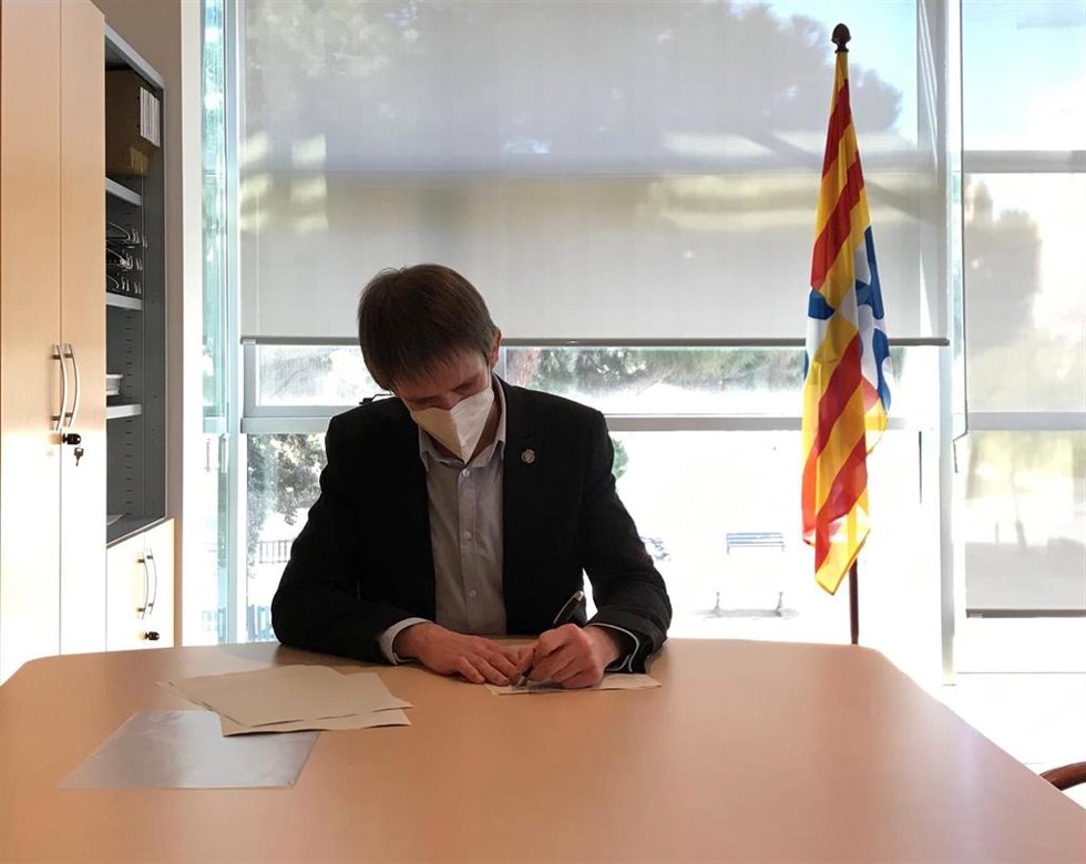 El primer teniente de alcalde y regidor de Impulso de Ciudad y Reconstrucción Covid, lex Montorns, firma la candidatura para que Badalona sea una de las sedes de la Mobile Week 2022
