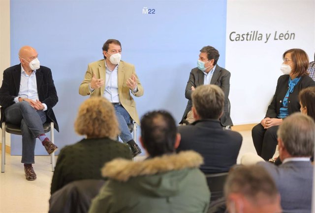 De izquierda a derecha: Jesús Julio Carnero, Alfonso Fernández Mañueco, Carlos Fernández Carriedo y Ángeles Armisén en la mesa redonda con empresarios.