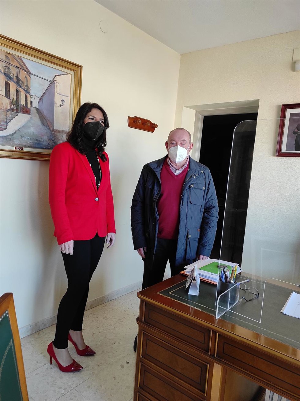 Purificación Joyera y Alfonso Expósito en el Ayuntamiento de Villaharta.