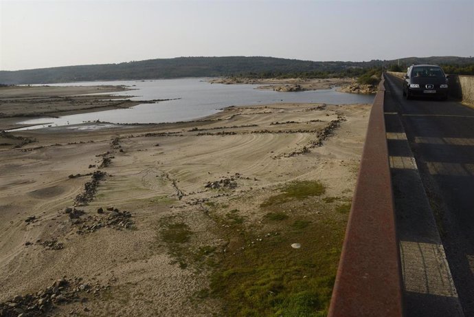 Archivo - Vista general sobre el estado del embalse de Salas en la cuenca Miño-Sil, a 24 de agosto de 2021, en Galicia, (España). En Salas -en Ourense-, los informes de la Xunta de Galicia indican que su actual nivel de ocupación es del 27,3%. En el cas