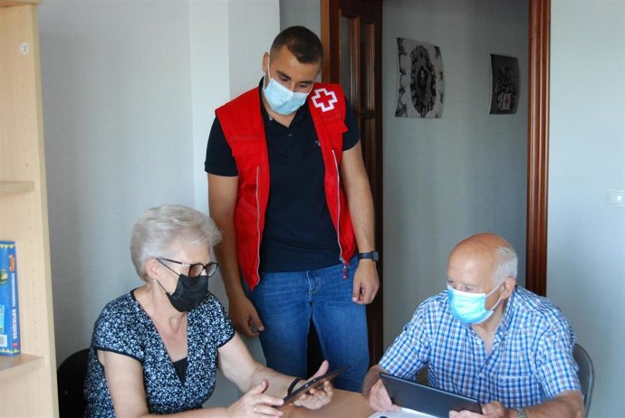 Cruz Roja capacita a 4.350 personas mayores en Andalucía 2021 "para superar la brecha digital".