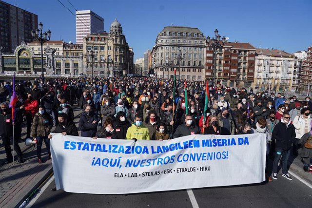 Manifestantes en la concentración convocada por sindicatos en la Plaza Moyúa, a 30 de enero de 2022, en Bilbao, Vizcaya, Euskadi (España).