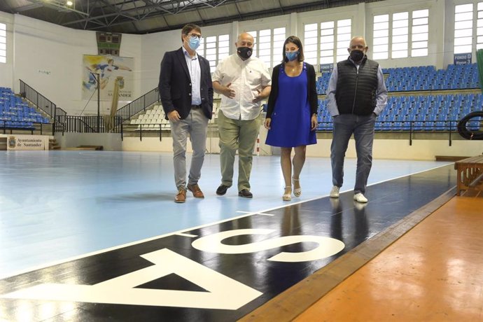 Archivo - La alcaldesa, Gema Igual, el concejal de Deporte, Felipe Pérez Manso, y representantes del club Balonmano Sinfín en una foto de archivo