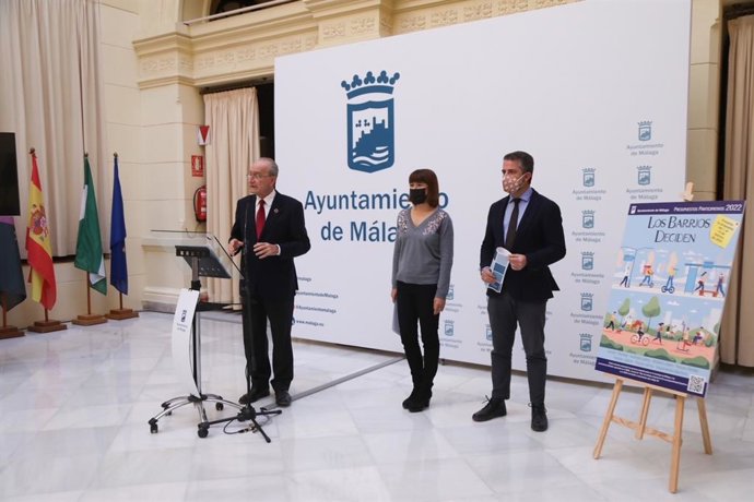 El alcalde de Málaga, Francisco de la Torre, acompañado por la concejala de Participación Ciudadana, Ruth Sarabia, y del edil de Economía, Carlos Conde, en al presentación de los presupuestos participativos 2022