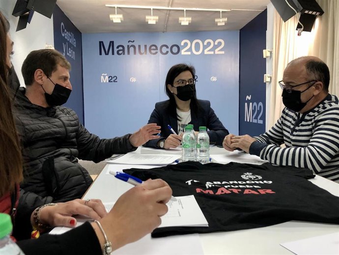 La Diputada Del Grupo Popular  Ana Vázquez En Una De Las Reuniones Celebradas En Salamanca.