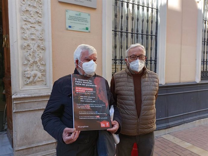 Presentación de la campaña en las puertas del Hogar del Pensionista 'Mora Claros'.