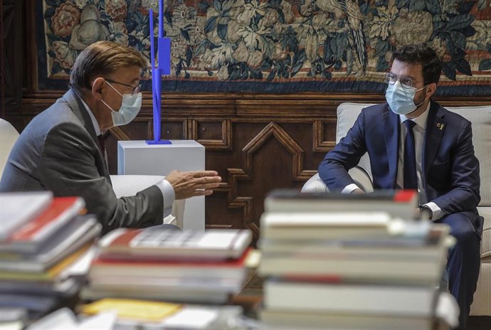 Archivo - El presidente de la Generalitat, Ximo Puig (i), conversa con el presidente de la Generalitat de Cataluña, Pere Aragonés (d), en el Palau de la Generalitat valenciana, a 8 de septiembre de 2021, en Valencia