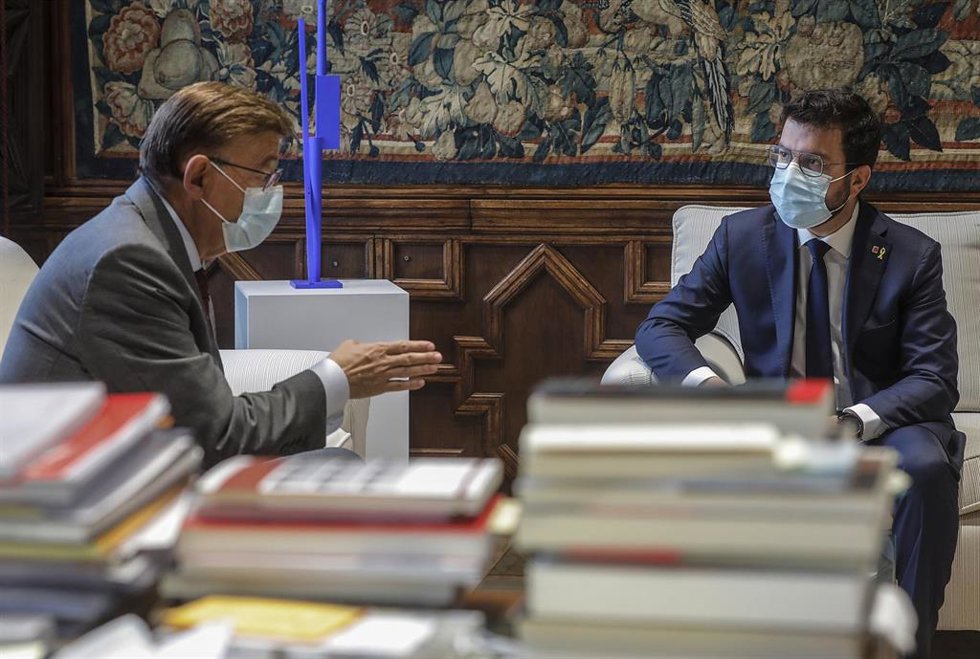 Archivo - El presidente de la Generalitat, Ximo Puig (i), conversa con el presidente de la Generalitat de Cataluña, Pere Aragonés (d), en el Palau de la Generalitat valenciana, a 8 de septiembre de 2021, en Valencia