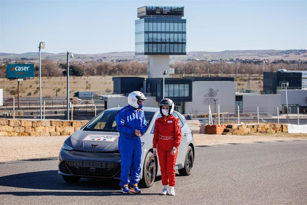La presidenta de la Comunidad de Madrid, Isabel Díaz Ayuso, y el presidente del Senado de la FIA, Carmelo Sanz de Barros, conversan durante una visita a las nuevas instalaciones del Circuito del Jarama que, a partir de ahora, pasa a denominarse Circuito