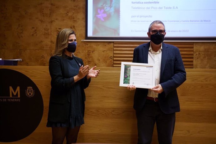 La directora insular de Turismo, Laura Castro, entrega el premio al director de Teleférico del Teide, Ignacio Sabaté