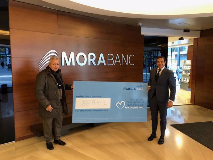 Sergi Plaza, director de banca Comercial y Empresas de MoraBanc, y ngel March, representante de los clientes del banco.
