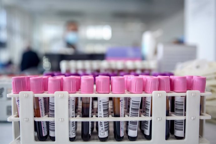 Tubos de sangre en el laboratorio del Centro de Transfusión de Valdebernardo, a 8 de enero de 2022, en Madrid (España). El Centro de Transfusión ha convocado a los madrileños a donar sangre los días 5, 7 y 8 de enero, a través de la campaña Ven a donar