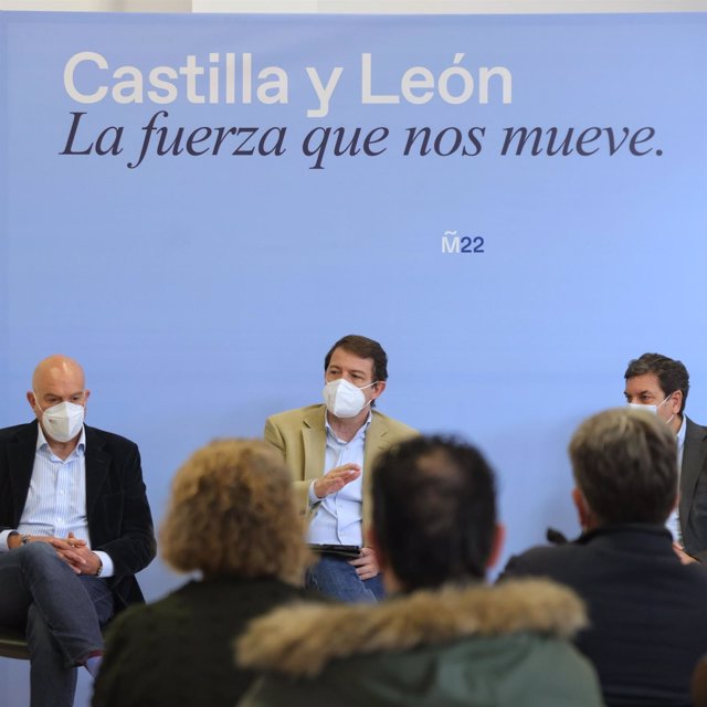 Fernández Mañueco, en el centro entre Jesús Julio Carnero (izquierda) y Carlos Fernández Carriedo (derecha), durante un encuentro con empresarios en Aguilar de Campoo (Palencia).