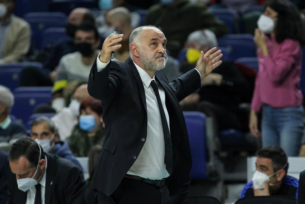 El entrenador del Real Madrid, Pablo Laso, durante un partido ante el Bitci Baskonia de la Euroliga 2021-2022.