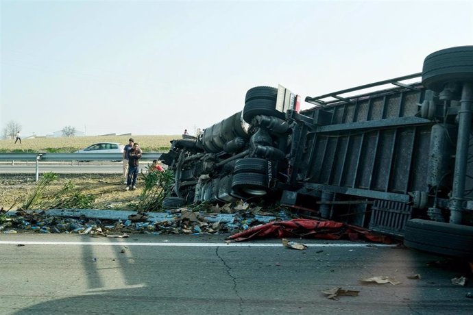 Estado del camión volcado en la autovía A-4 a 31 de enero del año 2022 en Pedro Abad.