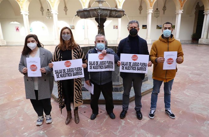El presidente del IPBS, Francisco Ángel Sánchez (segundo por la dcha.), y la vicepresidenta segunda de la institución provincial, Felisa Cañete (cuarta), en su encuentro con 'Stop Casas de Apuestas'.