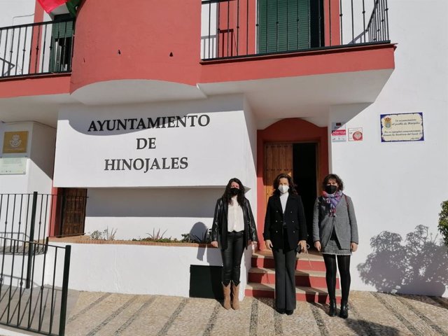 La delegada de Turismo de la Junta en Huelva, María Ángeles Muriel, en su visita a Hinojales.