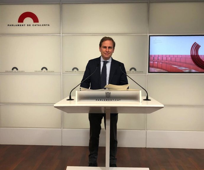 El portavoz de Vox en el Parlament, Joan Garriga, en rueda de prensa en la Cámara catalana a 1 de febrero de 2022, en Barcelona.