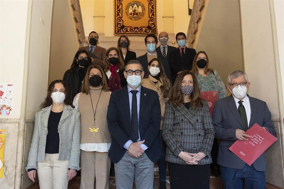 Archivo - El rector Luján junto a miembros de la Asociación Dirección Humana y responsables de la Cátedra