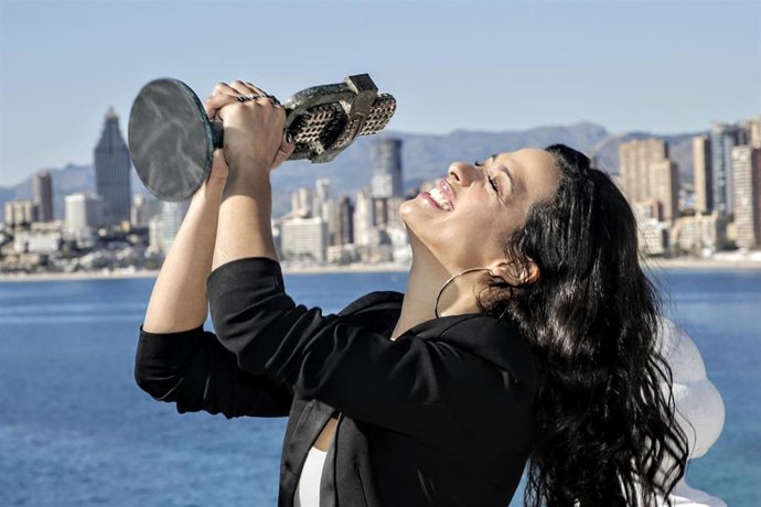 La artista Chanel ganadora de Benidorm Fest 2022, posa con su trofeo en el Mirador del Castillo, a 30 de enero de 2022, en Benidorm