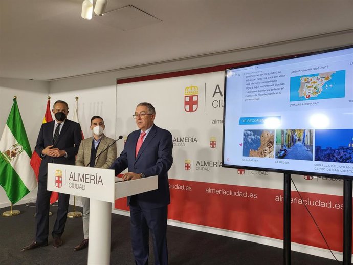El secretario general para el Turismo, Manuel Muñoz, en rueda de prensa junto al delegado territorial de Turismo, Vicente García Egea, y el concejal de Promoción de la Ciudad de Almería, Carlos Sánchez.