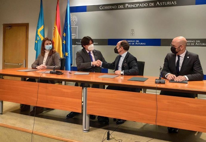 La directora general de Universidad, Cristina González, el consejero de Ciencia Borja Sánchez, el rector Ignacio Villaverde y el vicerrector de Relaciones Institucionales, Humberto Rodríguez.