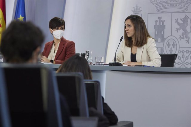 La ministra de Política Territorial y portavoz del Gobierno, Isabel Rodríguez (i); y la ministra de Derechos Sociales y Agenda 2030, Ione Belarra, en la rueda de prensa posterior al Consejo de Ministros