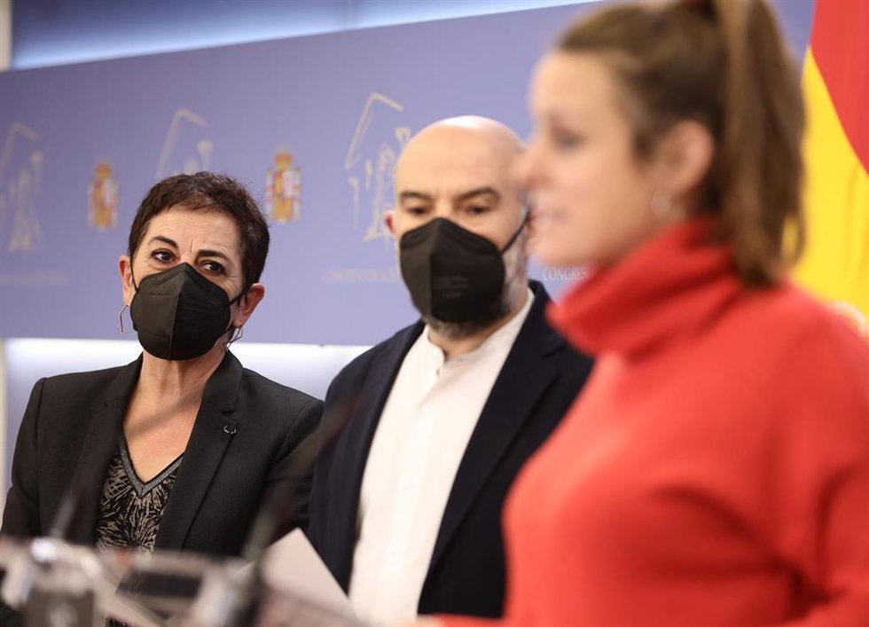 La portavoz de EH Bildu en el Congreso, Mertxe Aizpurua, y el diputado del BNG, Néstor Rego, observan la intervención de la portavoz de la CUP en el Congreso, Mireia Vehí, en una rueda de prensa en el Congreso