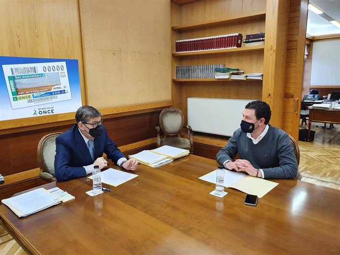 El vicepresidente y consejero de Industria, Competitividad y Desarrollo Empresarial del Gobierno de Aragón, Arturo Aliaga, junto al alcalde de Illueca, Ignacio Herrero.
