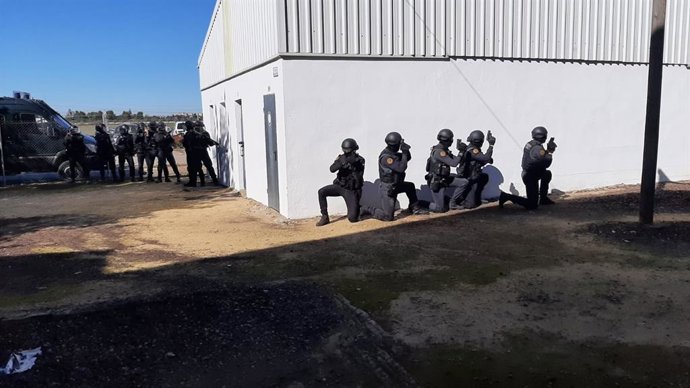 Agentes del GRS de la Guardia Civil, antes de llevar a cabo un registro en una nave industrial.