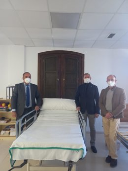 Antonio Jiménez entrega la cama articulada al IES de Vícar