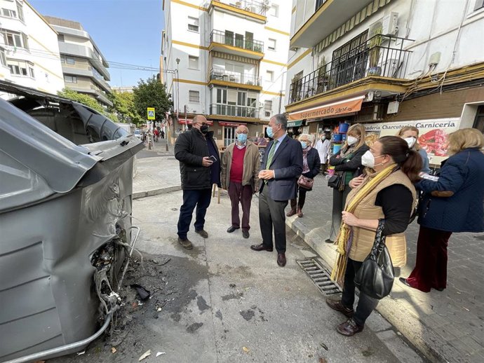 El candidato del PP a la Alcaldía de Sevilla, José Luis Sanz, en el barrio del Plantinar.