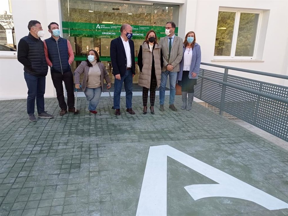 La delegada del Gobierno andaluz en Málaga, Patricia Navarro, visita el punto de urgencias extrahospitalarias de la localidad malagueña de Antequera, junto con el alcalde, Manuel Barón
