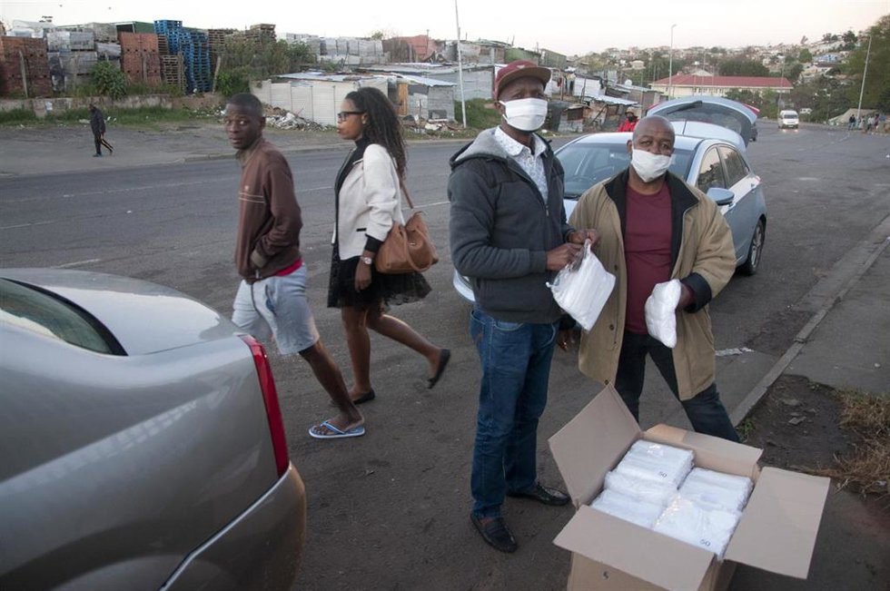 Archivo - Reparto de mascarillas en Durban, Sudáfrica