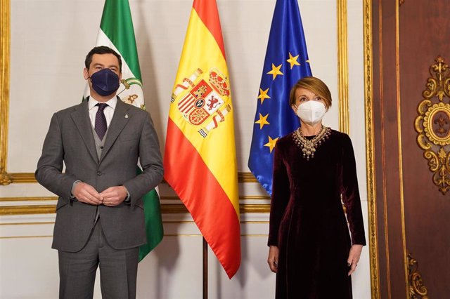 El presidente de la Junta de Andalucía, Juanma Moreno, se reúne con la presidenta de la Fundación Sandretto Re Rebaudengo, Patrizia Sandretto Re Rebaudengo.