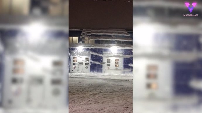 Impresionante nevada desde un tejado en Rusia