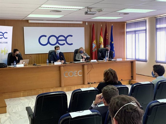 El consejero de Fomento e Infraestructuras, José Ramón Díez de Revenga, durante la reunión mantenida con la presidenta de la Confederación Comarcal de Organizaciones Empresariales de Cartagena (COEC), Ana Correa, y miembros de su ejecutiva